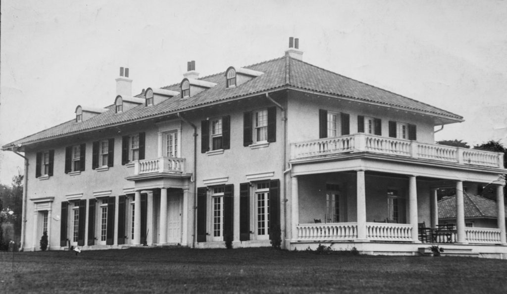 A photograph of the original Clubhouse (circa. 1924), by kind permission of the Ladies' Golf Club of Toronto