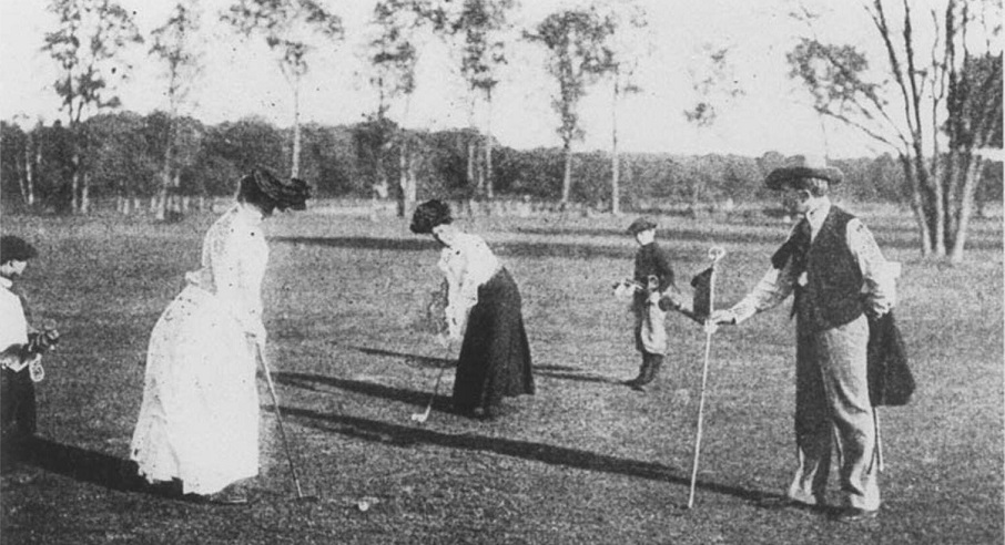 Photograph of two ladies putting during the Individual Women's Event